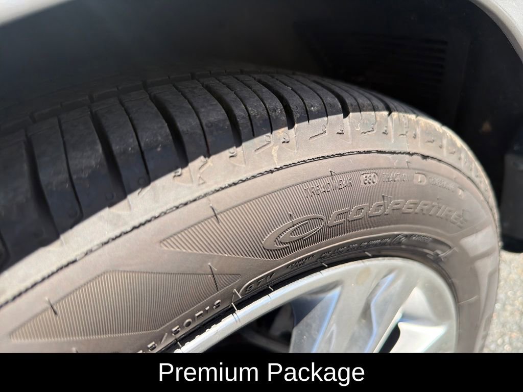 Used 2012 Hyundai Genesis 3.8 w/ Premium Pkg RWD image 11