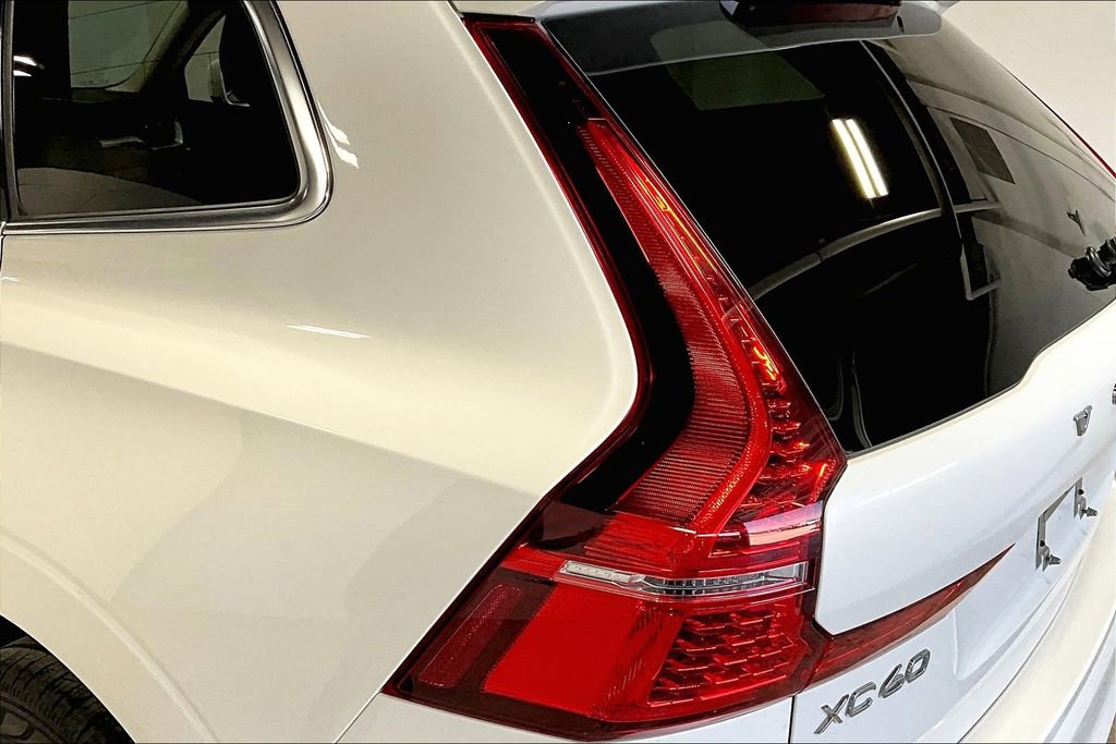 Used 2022 Volvo XC60 B5 Momentum image 38