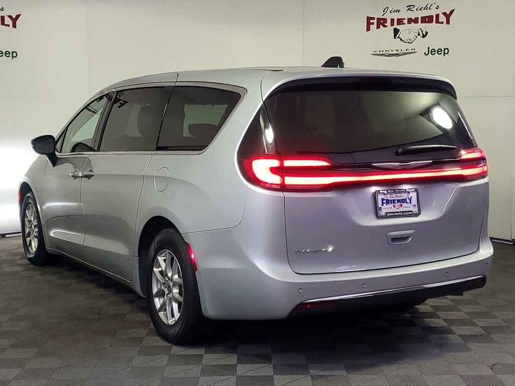 Used 2024 Chrysler Pacifica Touring-L image 4