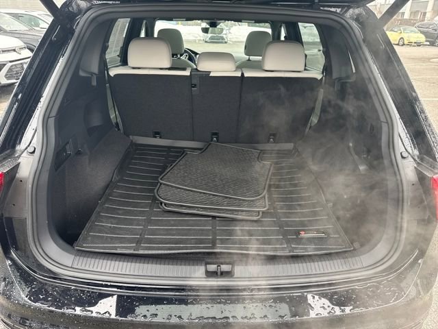 Certified 2022 Volkswagen Tiguan SE R-Line image 31