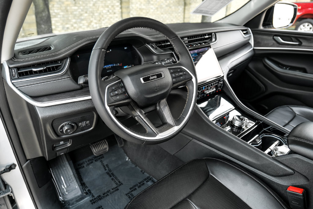 Used 2023 Jeep Grand Cherokee Limited w/ Luxury Tech Group II AWD/4WD image 26