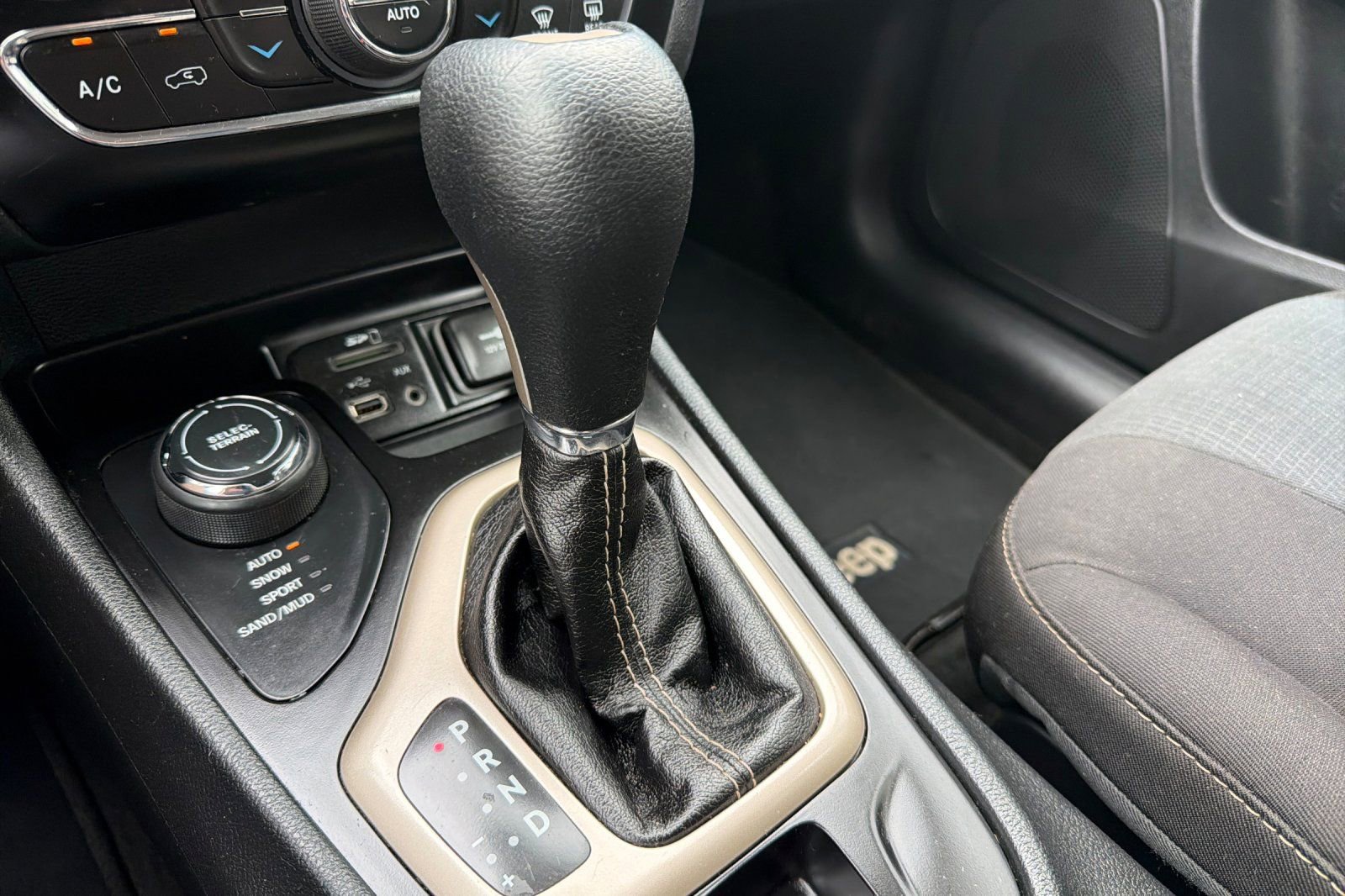 Used 2016 Jeep Cherokee Latitude w/ Comfort/Convenience Group AWD/4WD image 19
