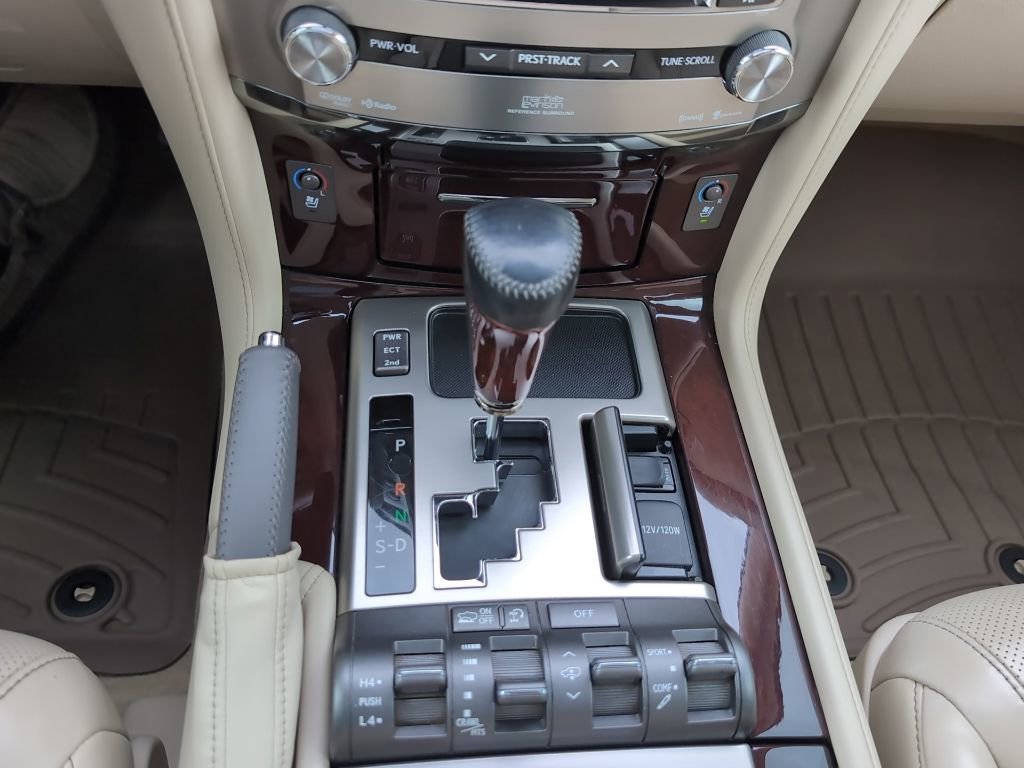 Used 2013 Lexus LX 570 4WD w/ Luxury Pkg image 17