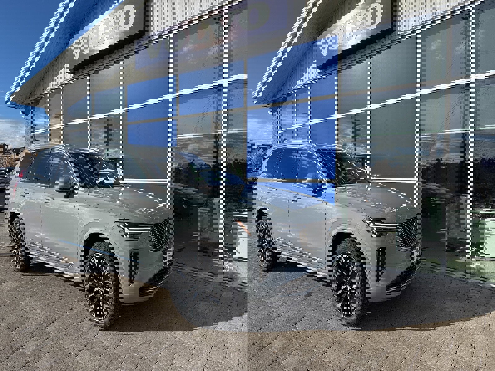 New 2026 Volvo XC90 B6 Plus w/ Protection Package Premier