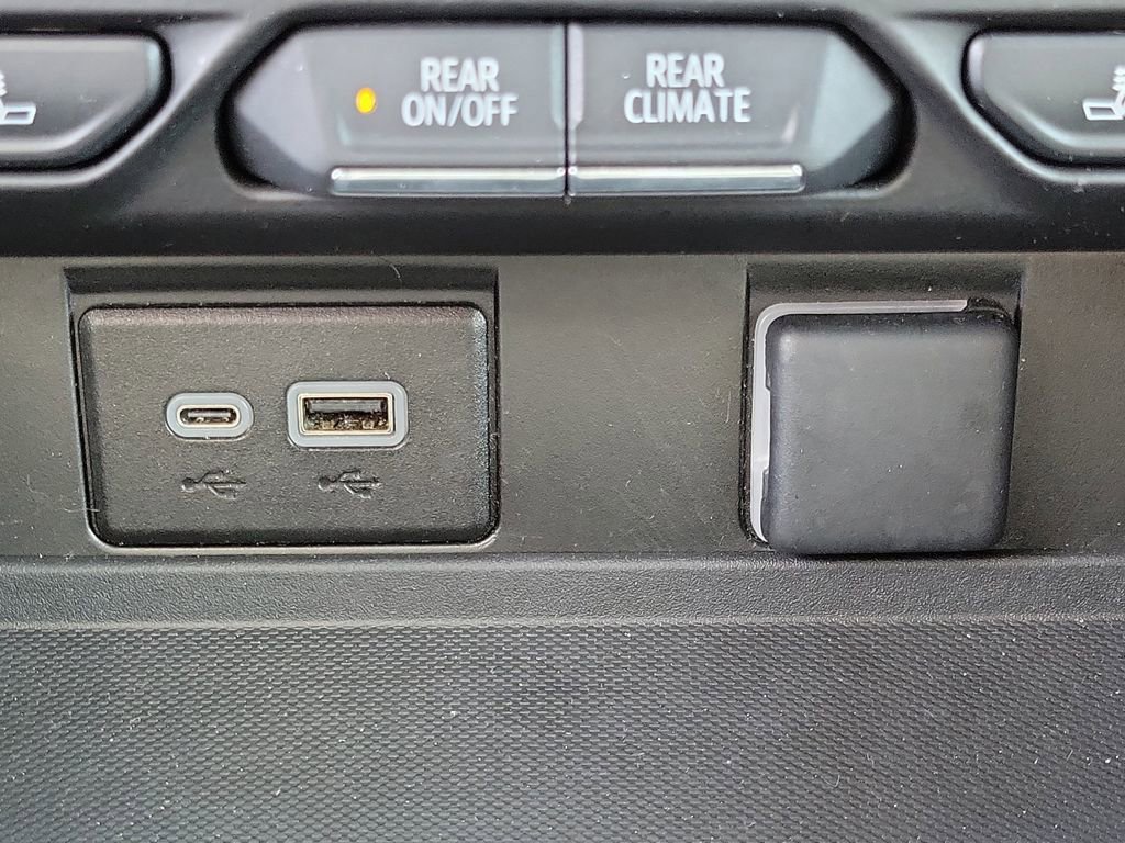Used 2024 Chevrolet Suburban LT image 33