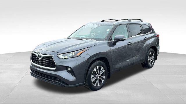 Used 2022 Toyota Highlander XLE image 3