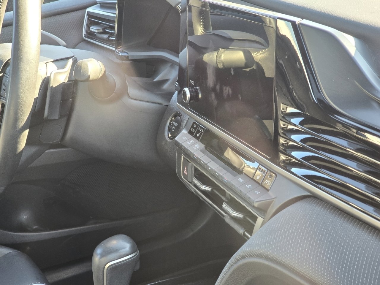 Used 2025 Toyota Camry SE w/ Convenience Package image 16