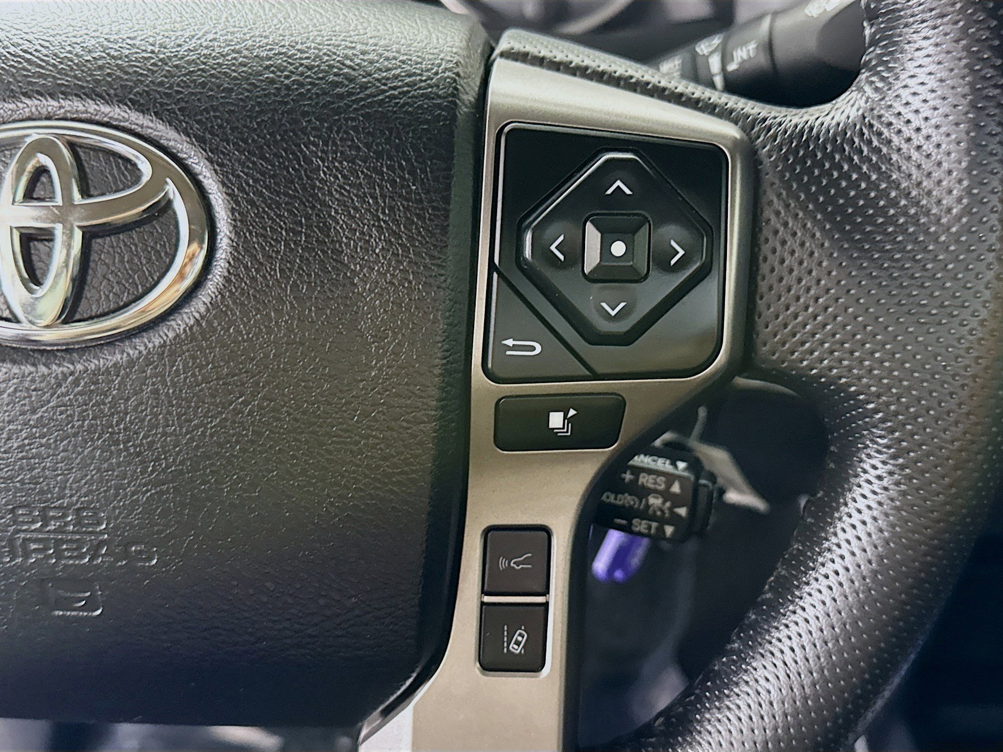 Used 2022 Toyota Tacoma SR5 w/ Technology Package image 15
