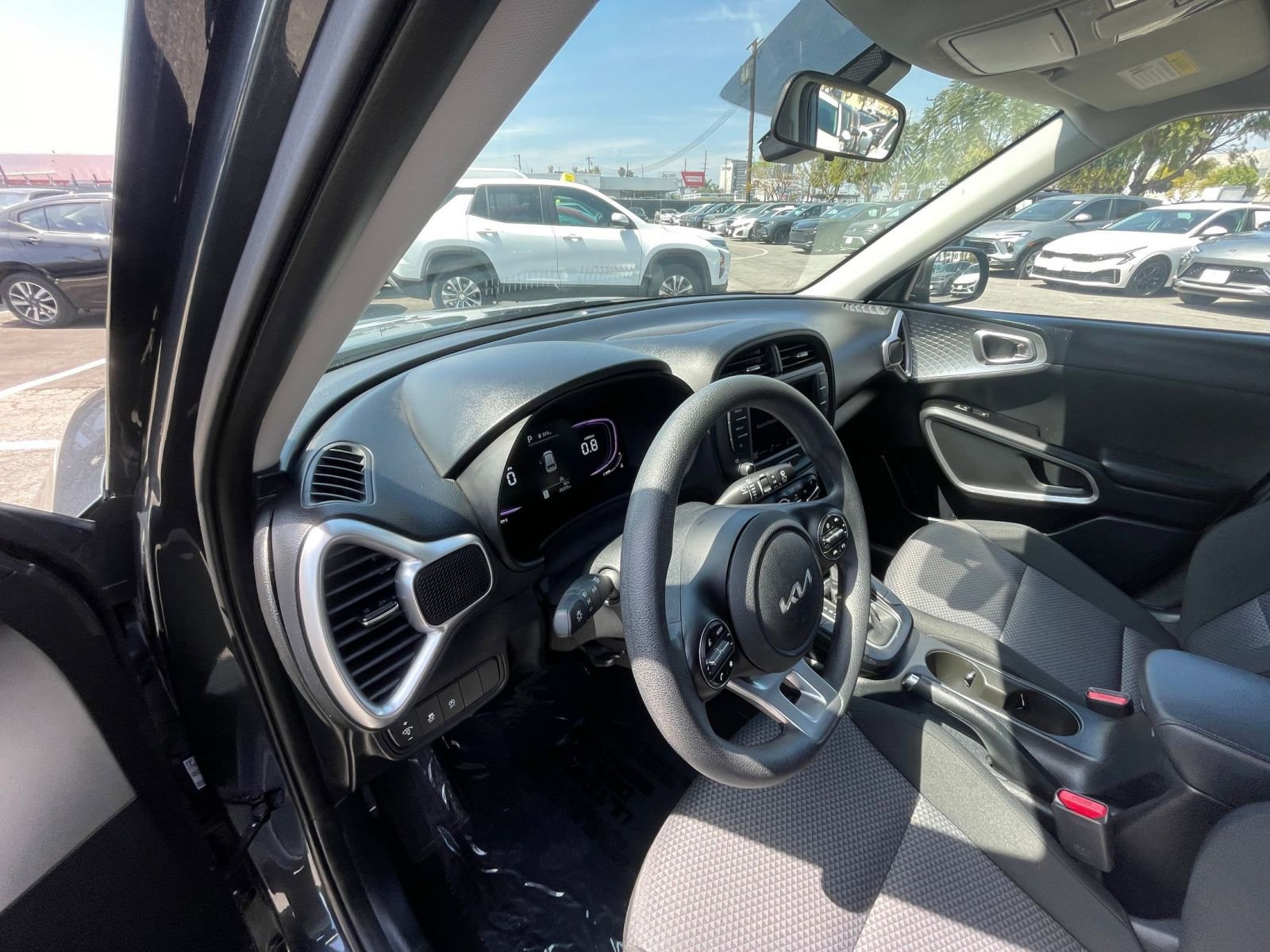 Used 2025 Kia Soul LX w/ LX Technology Package FWD image 34