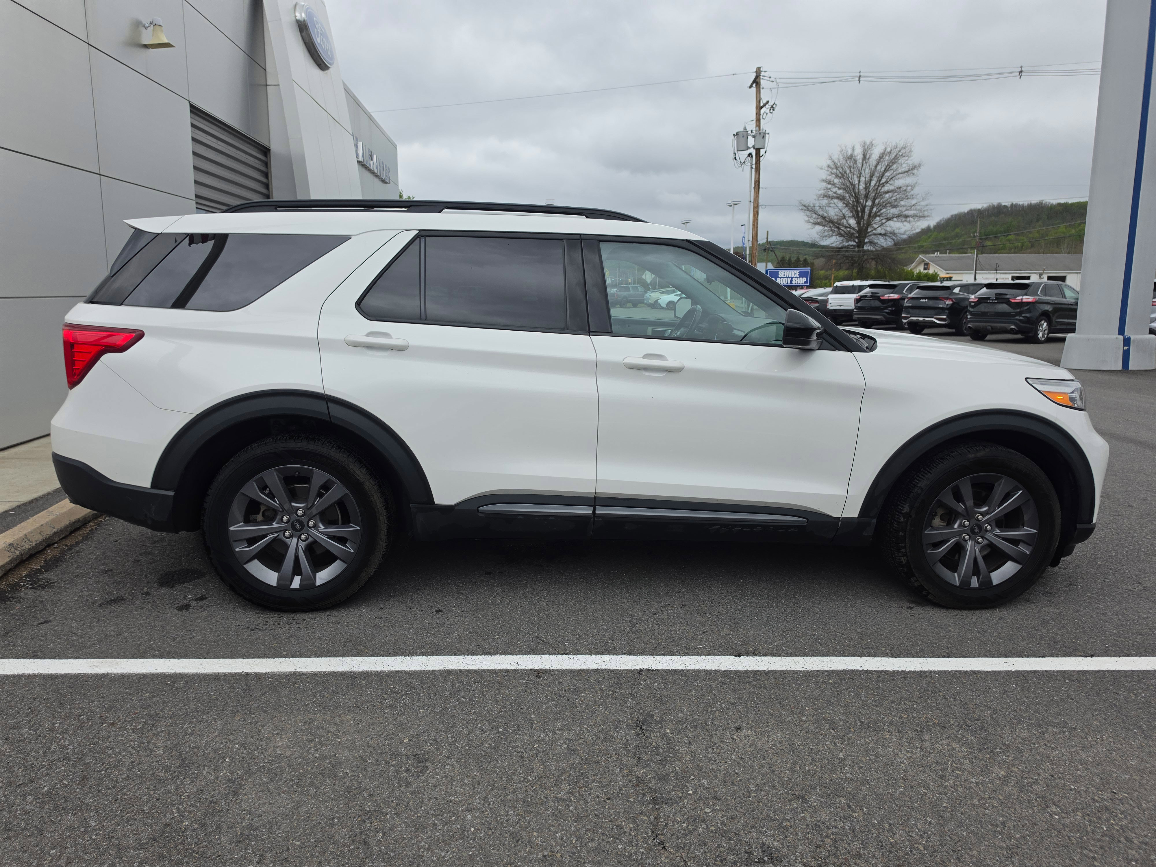 Used 2022 Ford Explorer XLT w/ Equipment Group 202A AWD/4WD image 2