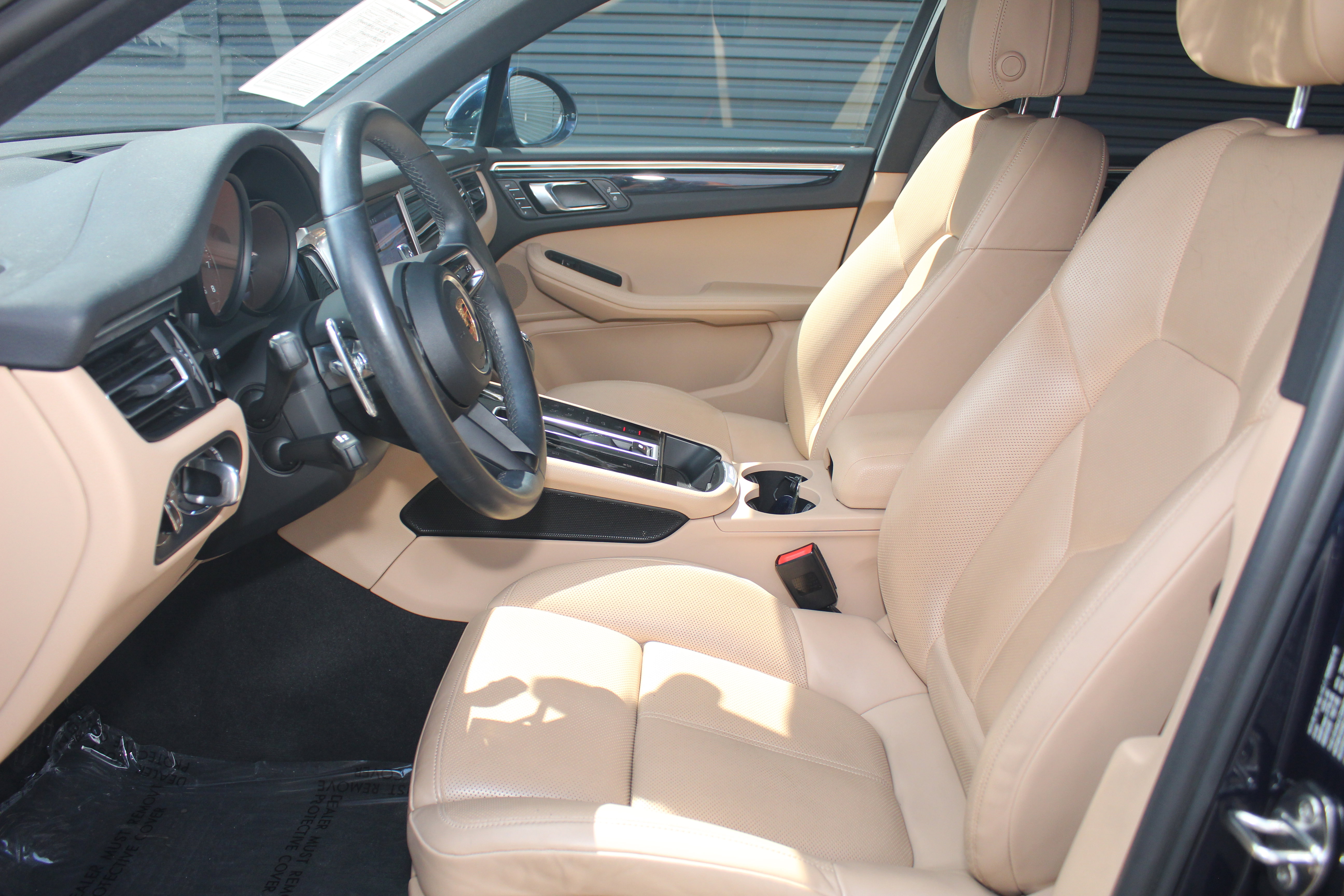Certified 2022 Porsche Macan image 5
