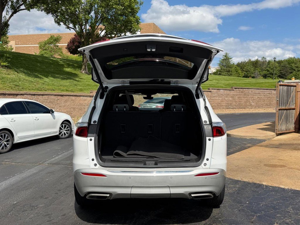 Used 2022 Buick Enclave Premium w/ Experience Buick Package FWD image 4