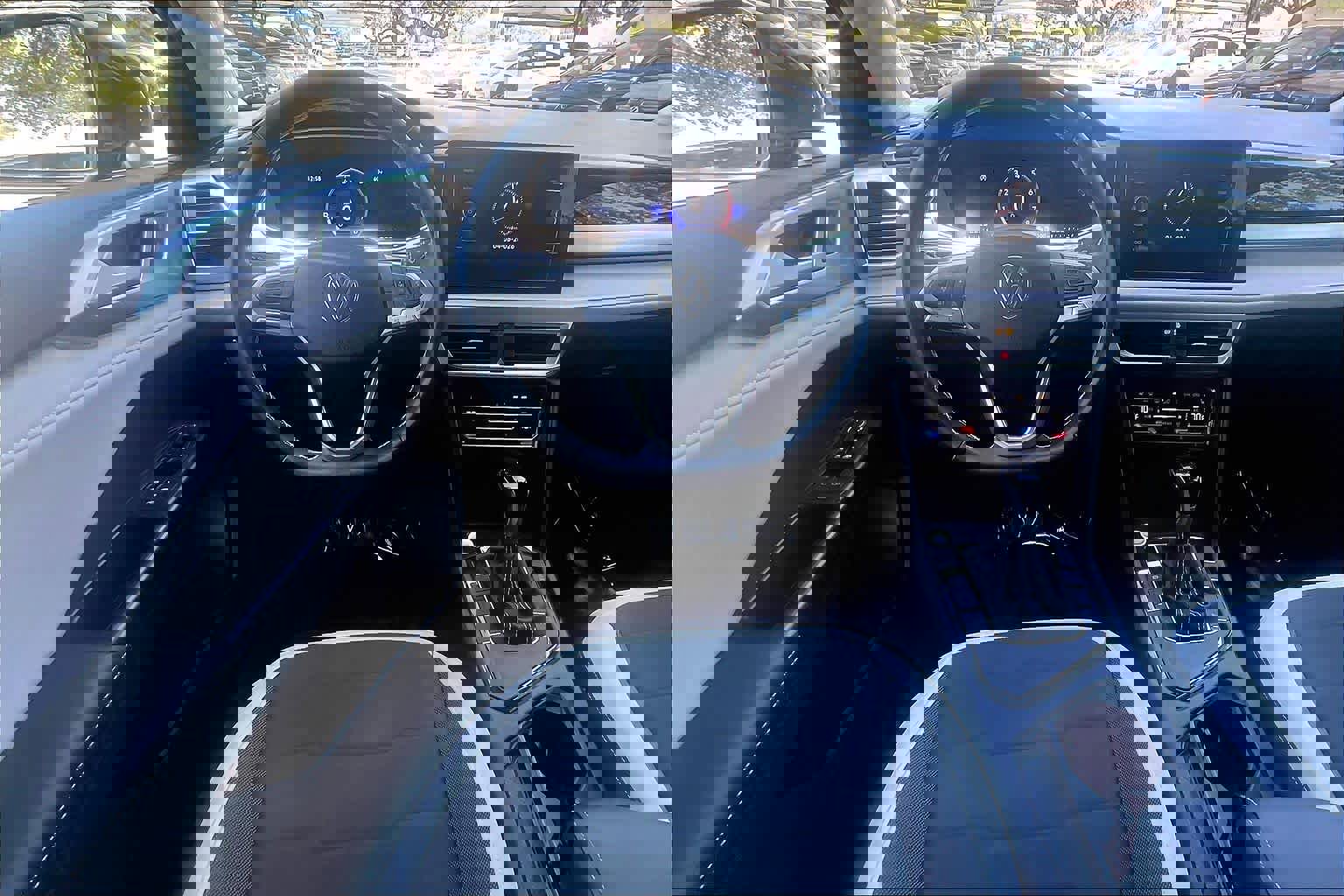 Used 2025 Volkswagen Taos SE w/ Black Wheel Package FWD image 6