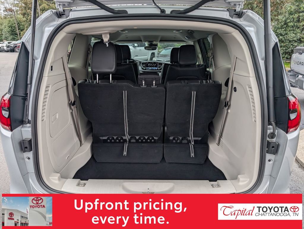 Used 2024 Chrysler Pacifica Select image 10