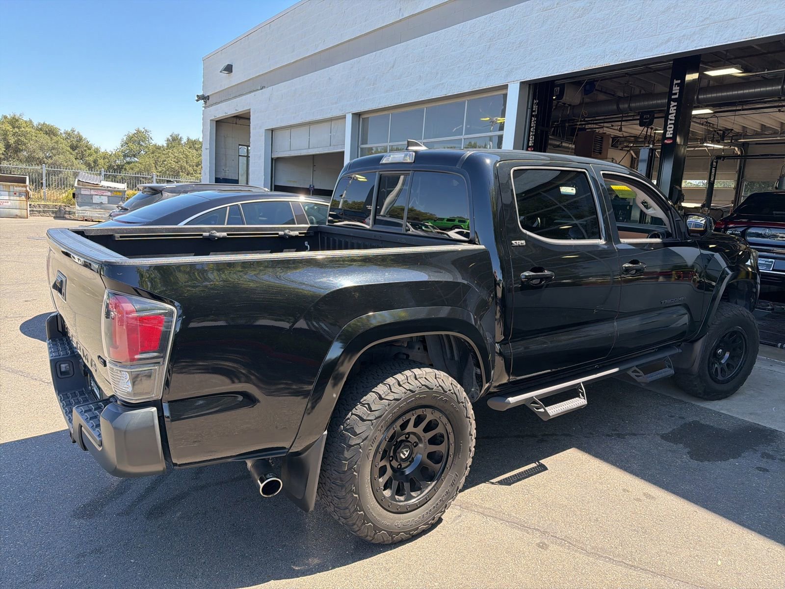 Used 2017 Toyota Tacoma SR5 w/ Tow Package RWD image 5