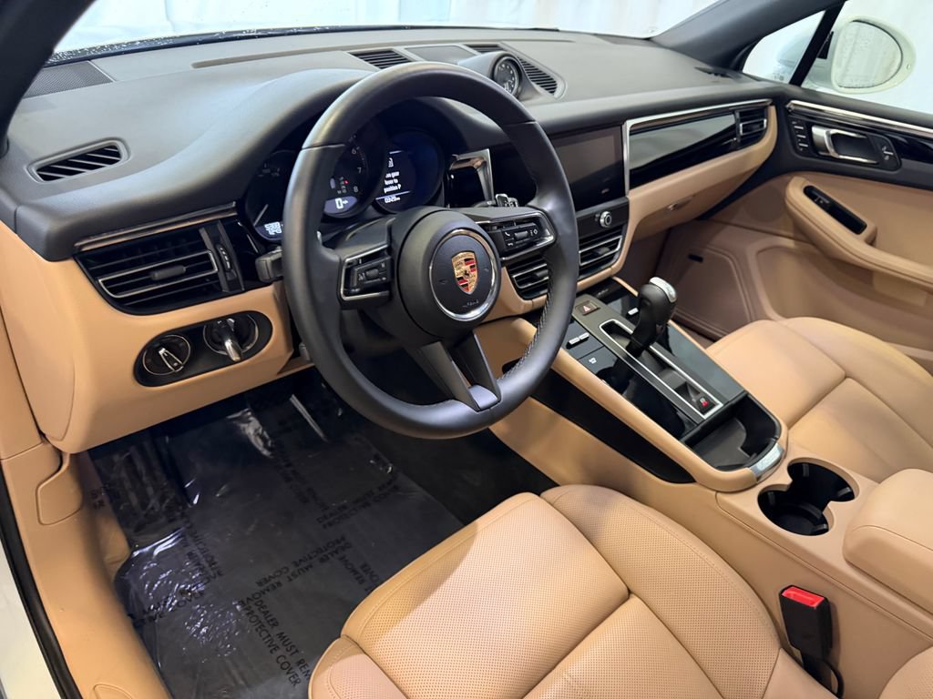 Certified 2025 Porsche Macan AWD/4WD image 4