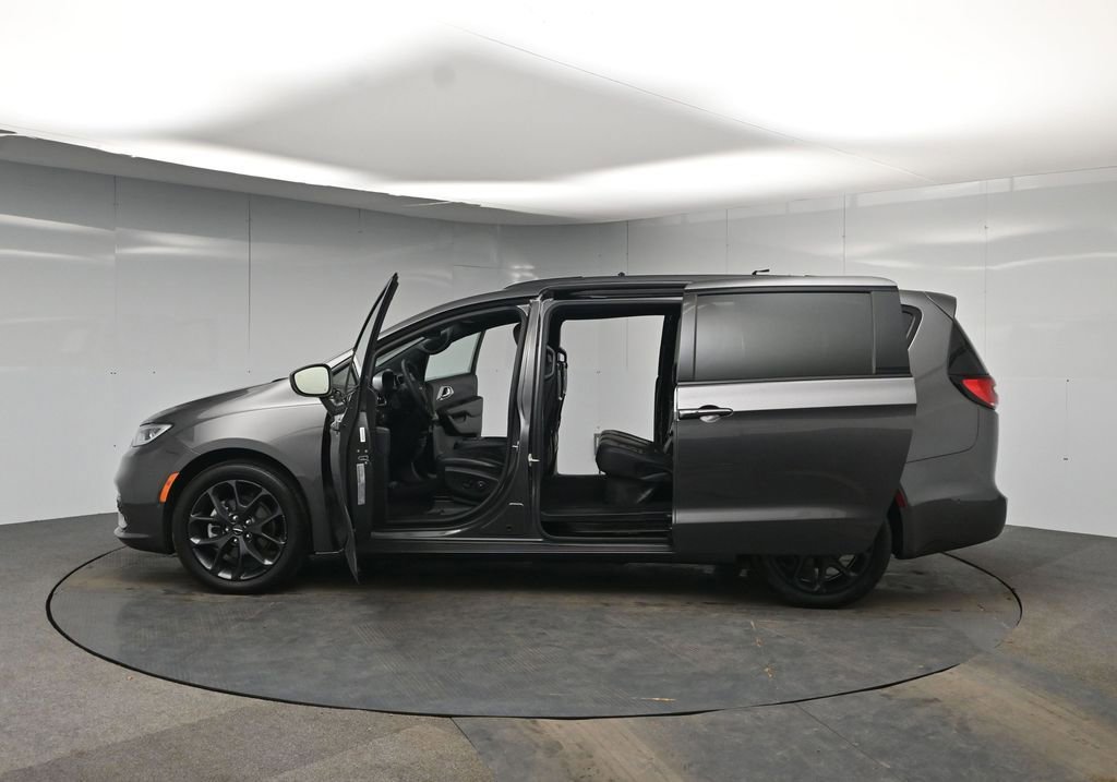 Used 2022 Chrysler Pacifica Touring-L w/ Uconnect Theater Family Group image 51