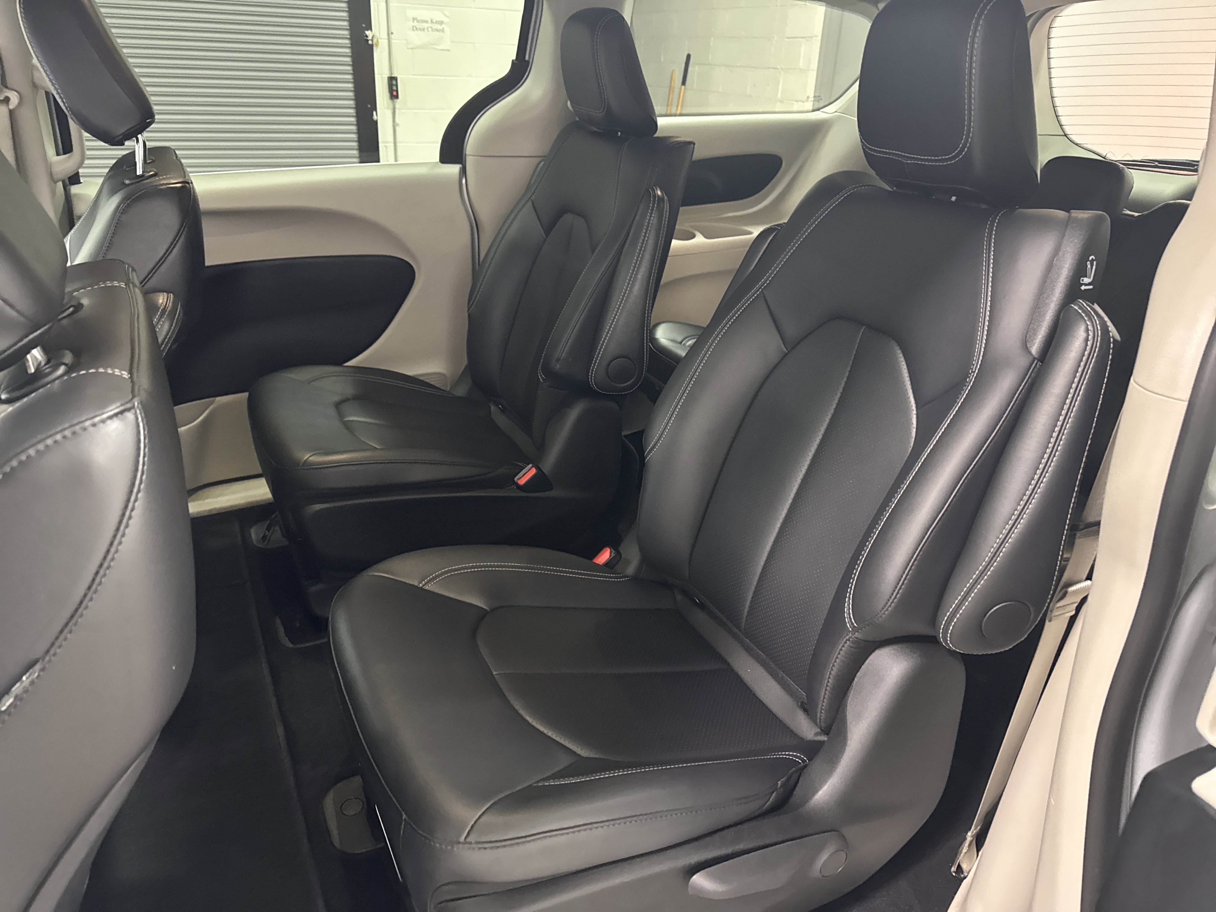 Used 2024 Chrysler Pacifica Select image 27