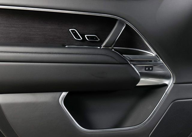 Used 2025 Land Rover Range Rover SE image 25