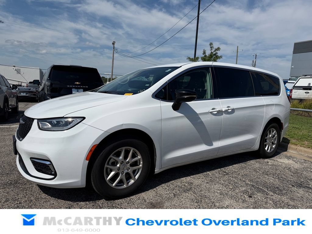 Used 2024 Chrysler Pacifica Touring-L FWD image 5