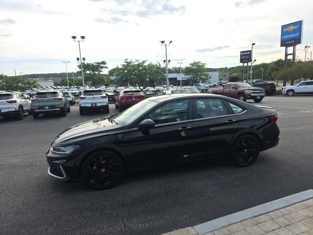 Used 2025 Volkswagen Jetta SE FWD image 5