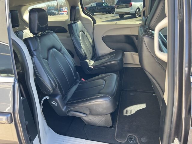 Used 2023 Chrysler Pacifica Touring-L FWD image 12