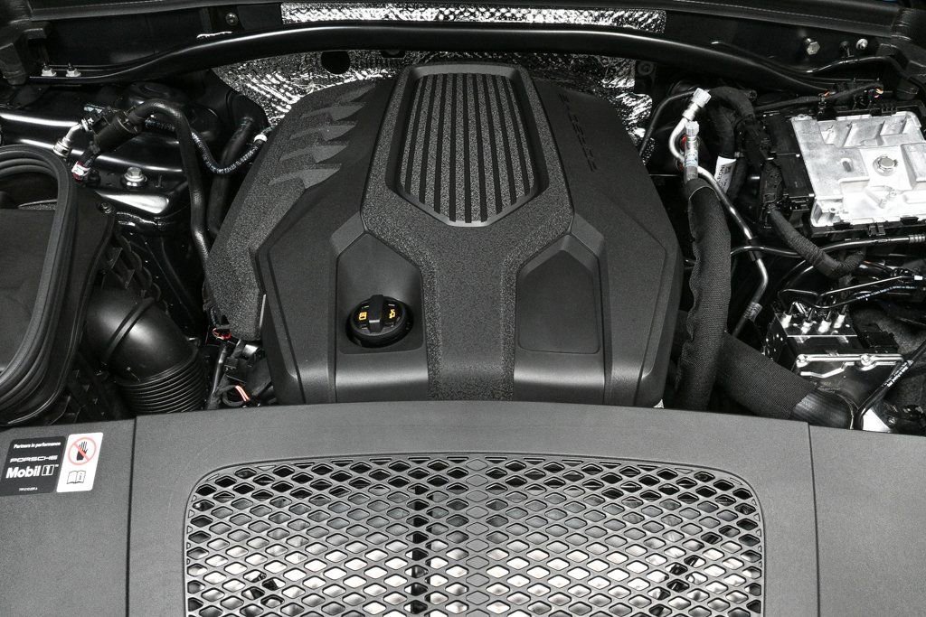 Certified 2026 Porsche Macan AWD/4WD image 35