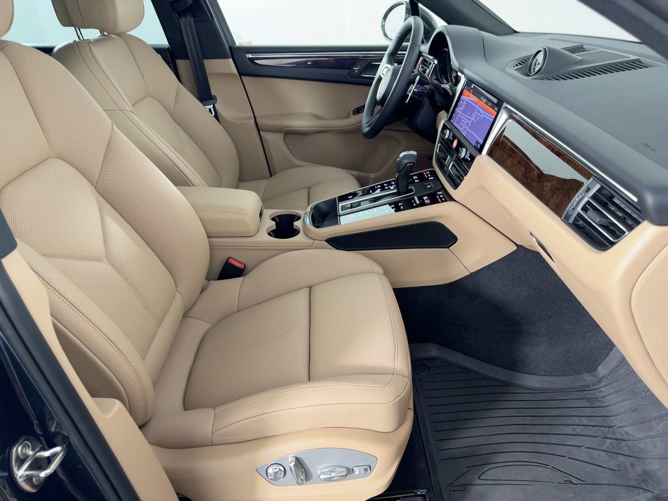 Certified 2025 Porsche Macan image 29