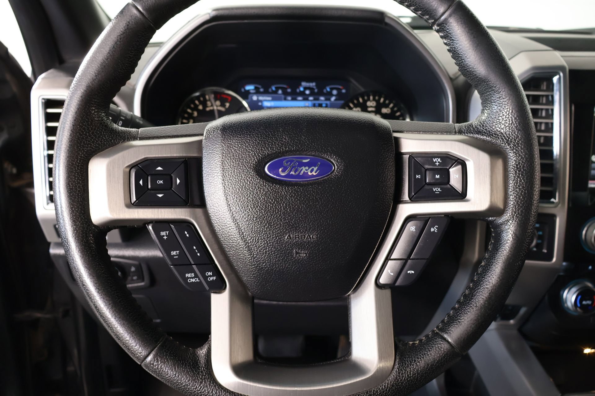 Used 2015 Ford F150 Platinum w/ Equipment Group 701A Luxury AWD/4WD image 3
