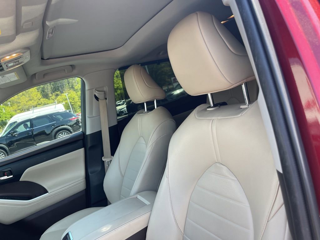 Used 2022 Toyota Highlander XLE FWD image 12
