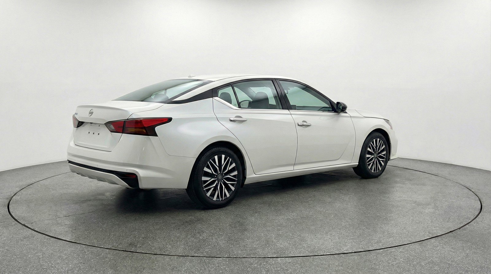Used 2025 Nissan Altima 2.5 SV image 9
