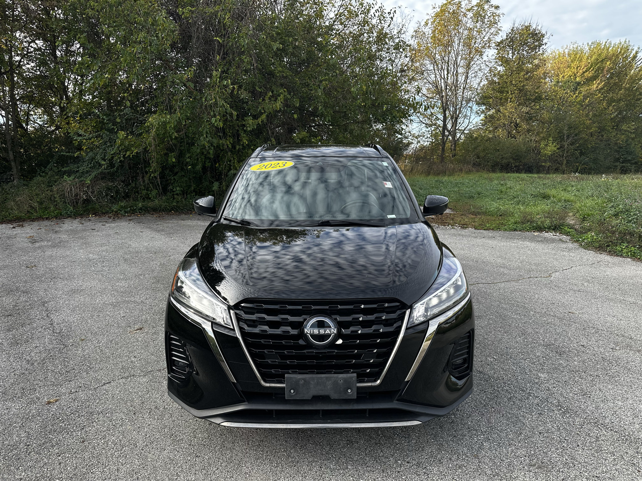 Used 2023 Nissan Kicks SR w/ SR Premium Package FWD image 2