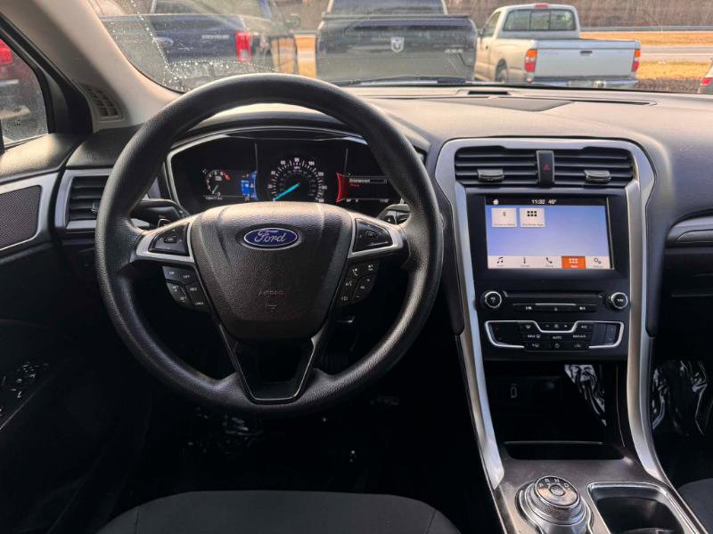 Used 2017 Ford Fusion SE w/ Fusion SE Technology Package image 18