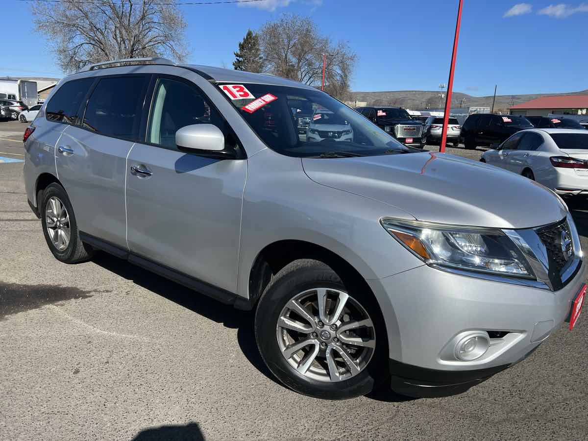 Used 2013 Nissan Pathfinder SV AWD/4WD image 4
