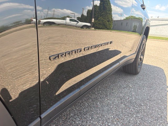 Used 2023 Jeep Grand Cherokee Limited w/ Black Appearance Package AWD/4WD image 31