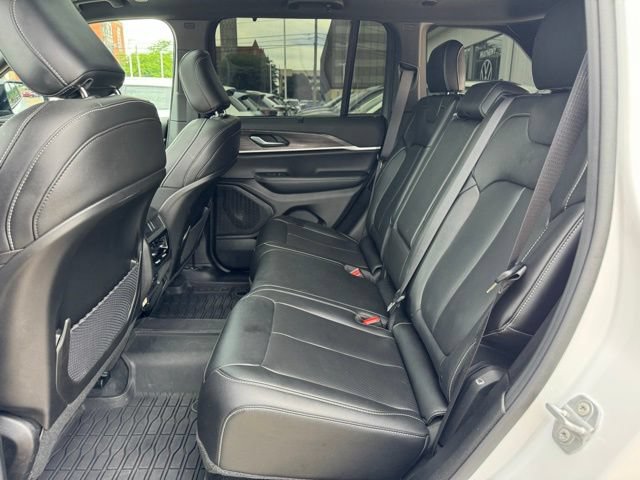 Used 2025 Jeep Grand Cherokee Limited w/ Luxury Tech Group II AWD/4WD image 11