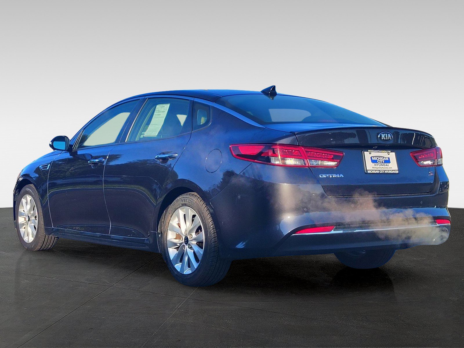 Used 2018 Kia Optima S FWD image 7