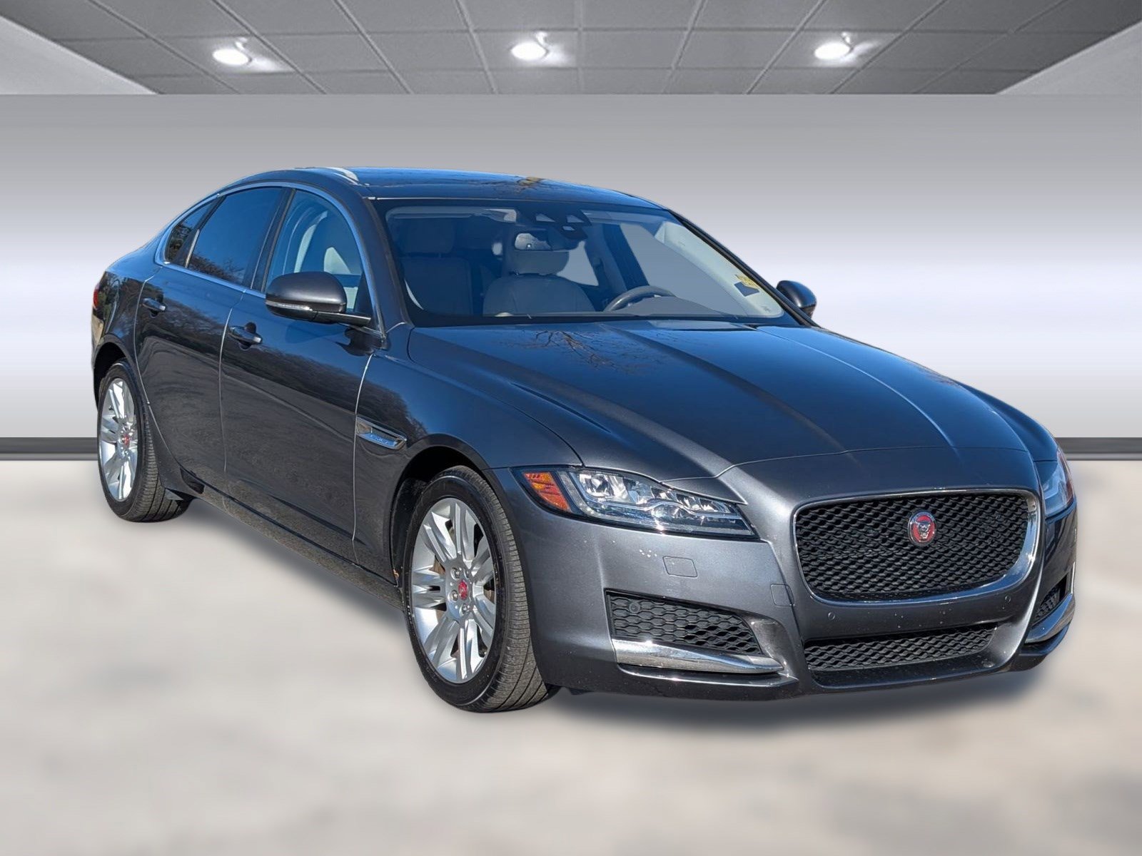 Used 2017 Jaguar XF Premium image 7