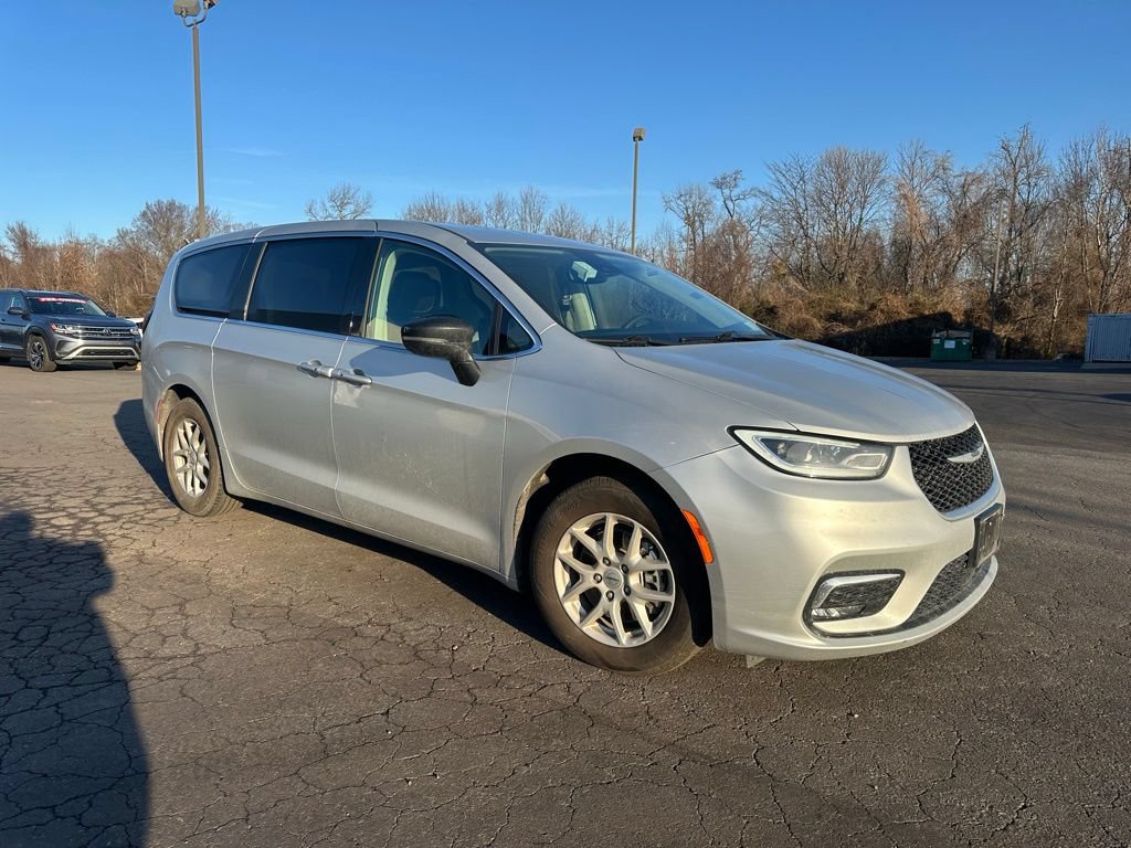 Used 2024 Chrysler Pacifica Touring-L FWD image 7