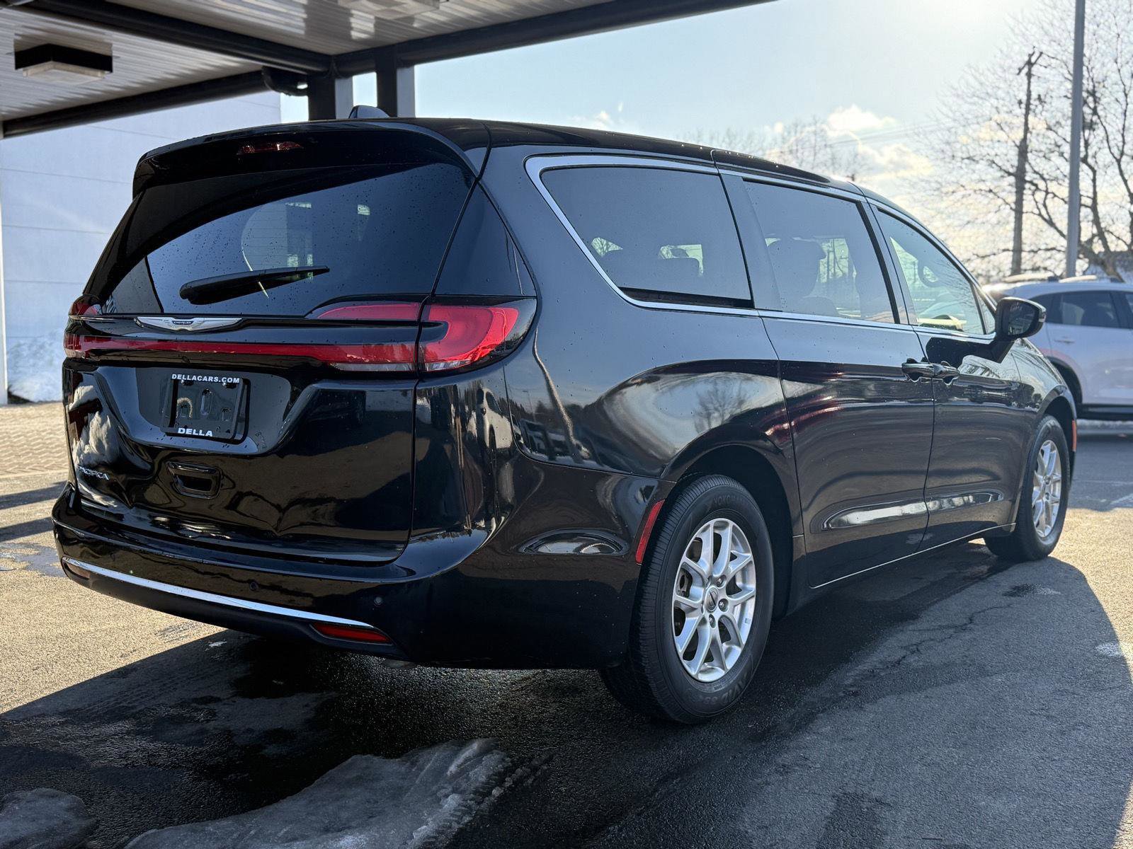 Used 2023 Chrysler Pacifica Touring image 5