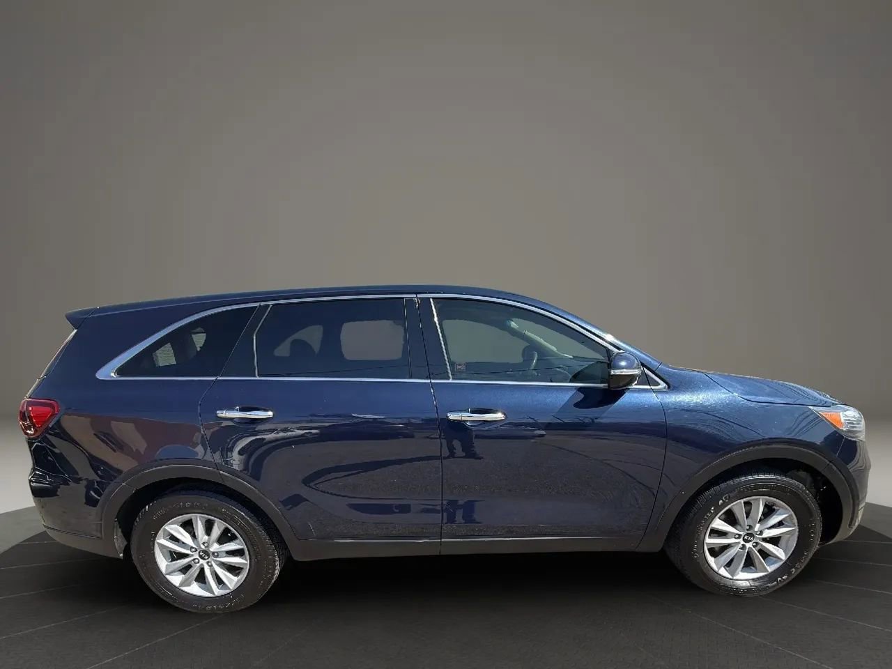 Used 2019 Kia Sorento LX image 4