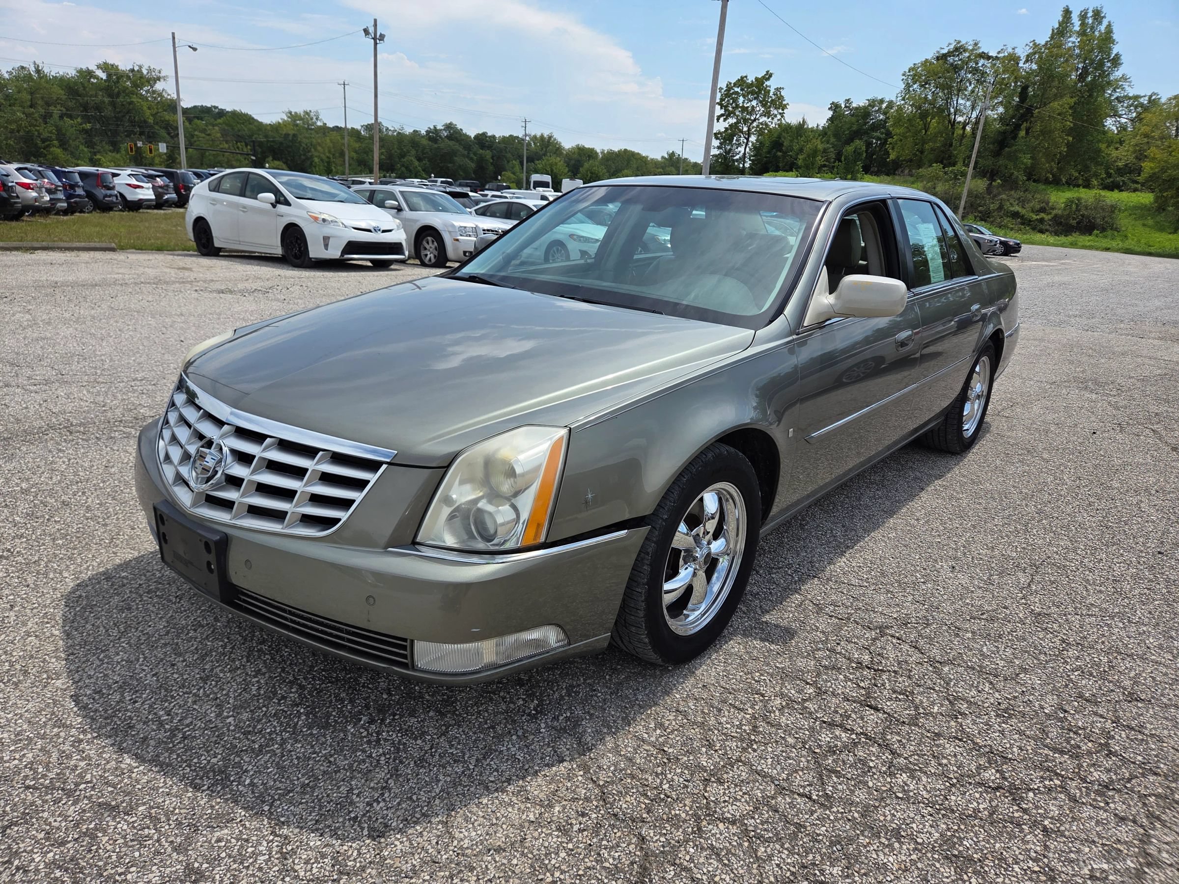 Used 2011 Cadillac DTS Luxury FWD image 2