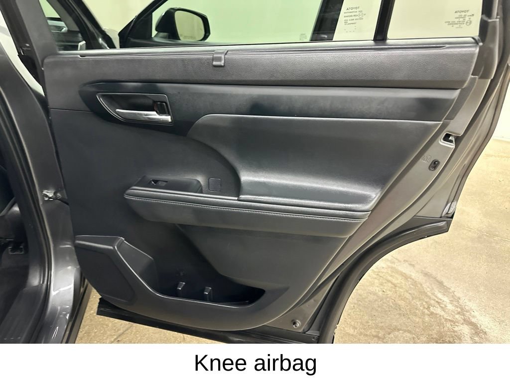 Used 2022 Toyota Highlander XLE FWD image 27