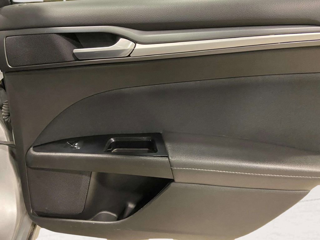 Used 2016 Ford Fusion SE image 25