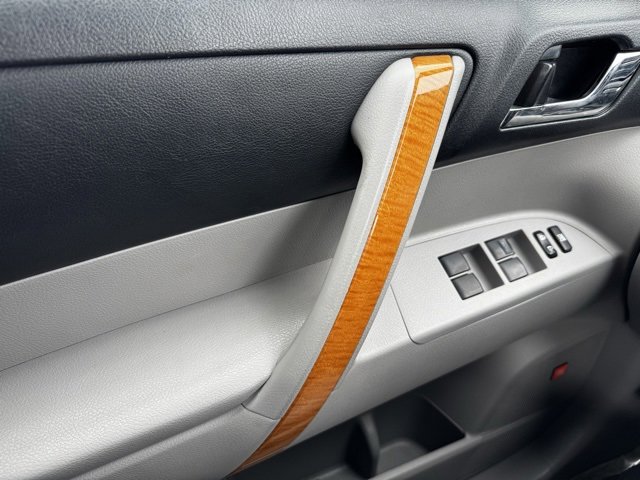 Used 2010 Toyota Highlander Limited image 34