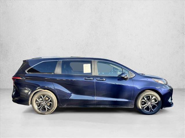 Used 2025 Toyota Sienna Platinum image 4