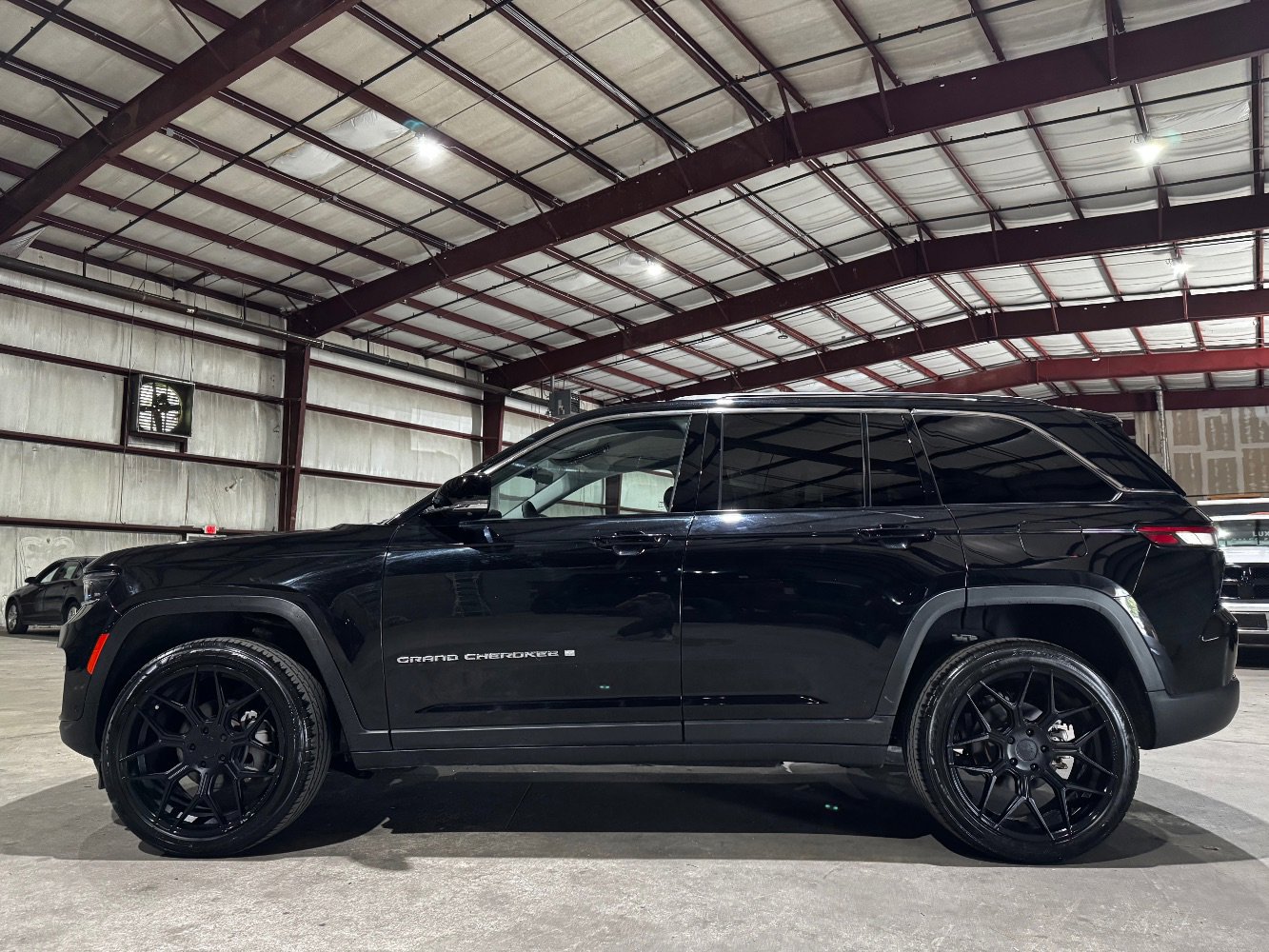 Used 2023 Jeep Grand Cherokee Limited w/ Luxury Tech Group II image 8