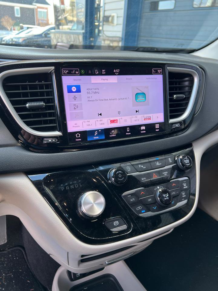 Used 2023 Chrysler Pacifica Touring-L image 20