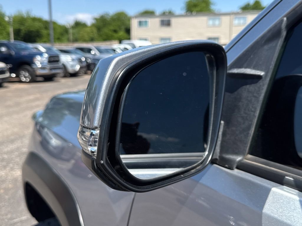 Used 2020 Toyota Tacoma TRD Off-Road AWD/4WD image 33