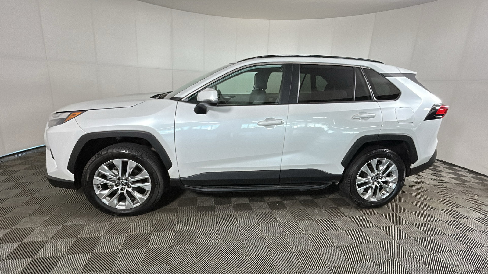 Used 2025 Toyota RAV4 XLE Premium w/ Weather Package AWD/4WD image 7